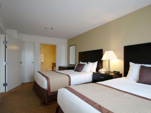 En eller flere senger på et rom på Best Western Plus Valdosta Hotel & Suites