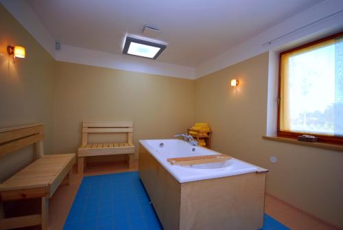 łazienka z umywalką, ławką i oknem w obiekcie Piibutopsu Holiday House w mieście Nasva