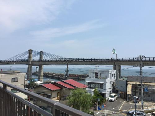 een brug over een stad met een brug op de achtergrond bij Guesthouse LARGO in Odawara
