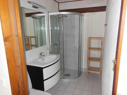 uma casa de banho com um lavatório e um chuveiro em Nyager Apartments em Ringkøbing