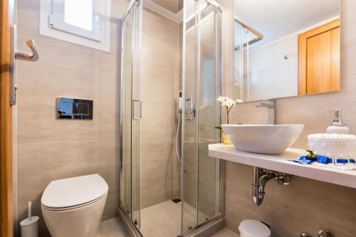 Ένα μπάνιο στο Panos Luxury Studios