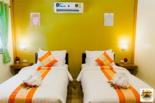 Кровать или кровати в номере Zodiac Beach Resort