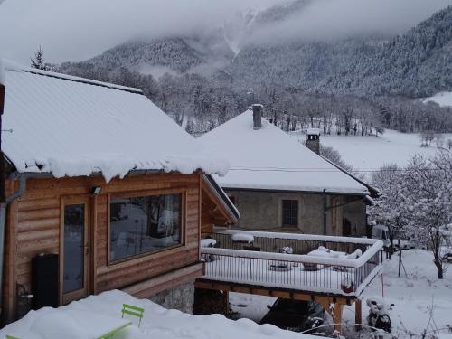 une cabane en rondins avec de la neige sur le toit dans l'établissement Le ptit Tavalan, à Seythenex