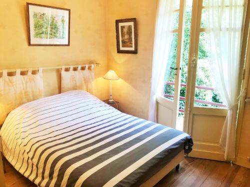 - une chambre avec un lit rayé et une fenêtre dans l'établissement XAVIER 62 Maison Familiale 4 Chambres au Calme, à Pyla-sur-Mer
