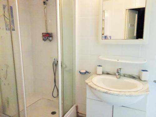 une salle de bain avec un lavabo et une douche dans l'établissement XAVIER 62 Maison Familiale 4 Chambres au Calme, à Pyla-sur-Mer