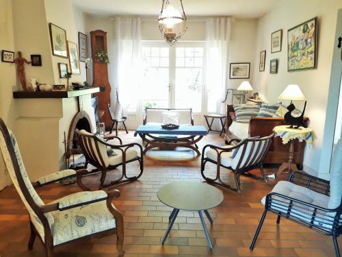 un salon avec des chaises et une table dans l'établissement XAVIER 62 Maison Familiale 4 Chambres au Calme, à Pyla-sur-Mer