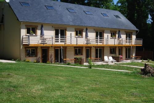 a large house with a large yard in front of it at Le Relais du Hibou in Vittefleur
