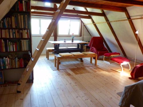 ein Zimmer mit einem Tisch und Stühlen im Dachgeschoss in der Unterkunft Ein Platz für Ruhe und Naturgenuss in Sebnitz