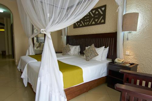 Tempat tidur dalam kamar di Victoria Falls Rainbow Hotel