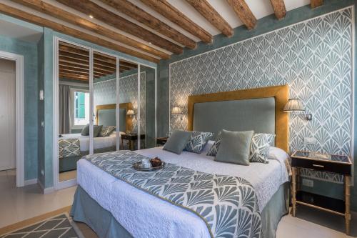 Кровать или кровати в номере Gondolieri Terrace- Dimora Italia Collection -