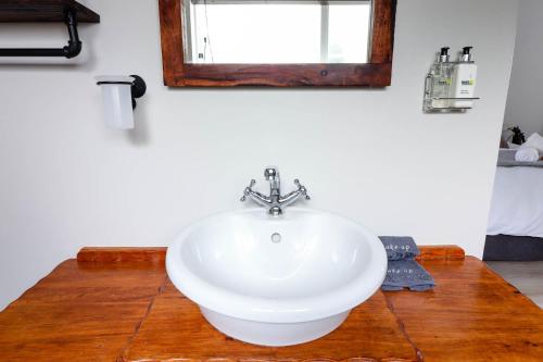 Ένα μπάνιο στο Arbour1 Guesthouse