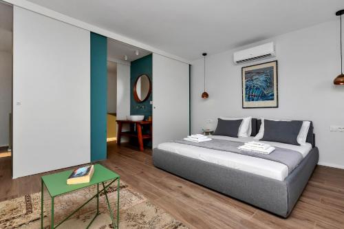 um quarto com uma cama grande e uma mesa em Villa Mate em Zaostrog