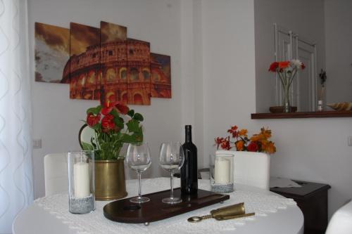 een tafel met een fles wijn en twee glazen bij Villa della Tartaruga in Casal Palocco