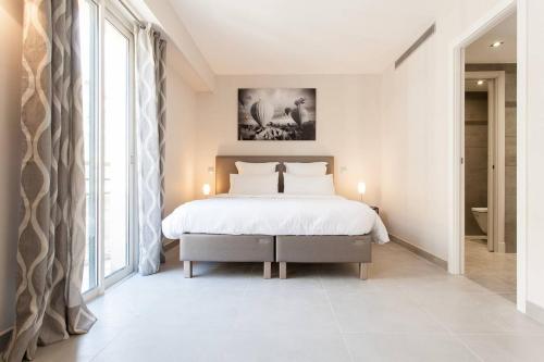 une chambre avec un lit et une grande fenêtre dans l'établissement Carlton area: New 2 beds / 2 baths, à Cannes