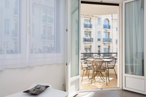 une chambre avec un balcon avec une table et des chaises dans l'établissement MARTINEZ AREA: NEW 2BEDS/2BATHS, à Cannes