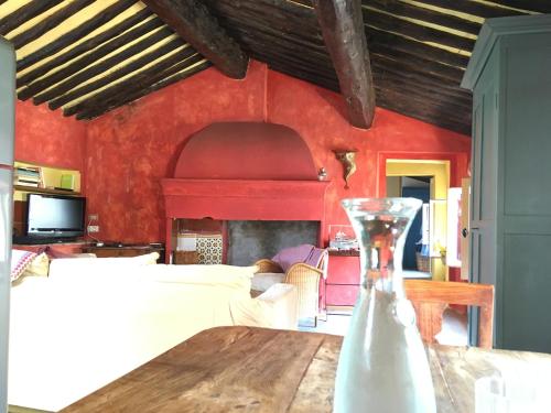 カンヌにあるAppart Suquet Avec Terasse Vue Merの赤い壁のリビングルーム(テーブル付)