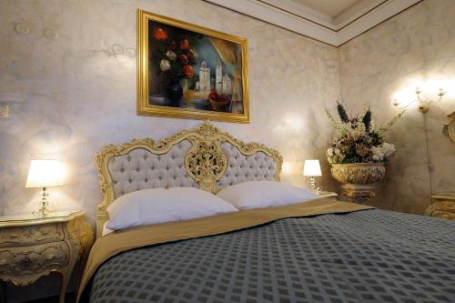 a bedroom with a bed and a painting on the wall at Hotel Prince de Ligne in Teplice