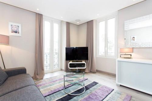 1 bedroom in front of the Palais!