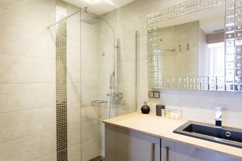 une salle de bain avec douche et lavabo dans l'établissement 1 bedroom in front of the Palais!, à Cannes