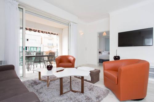 MARIOTT AREA: SUNNY 2 BEDS /2 BATHS