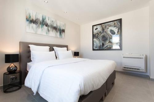 Marriott- Croisette: Superb 3 bedrooms/ 3 bathsにあるベッド