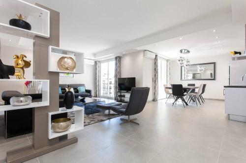 un salon avec un canapé et une table dans l'établissement Marriott- Croisette: Superb 3 bedrooms/ 3 baths, à Cannes