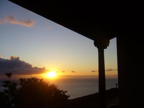 puesta de sol desde una casa con vistas al océano en El Níspero, en Fuencaliente de la Palma