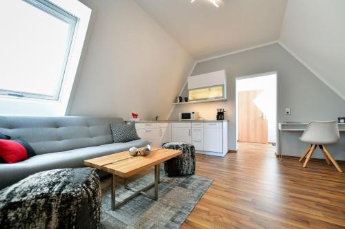- un salon avec un canapé et une table dans l'établissement Altstadt Apartment Deluxe, à Cottbus