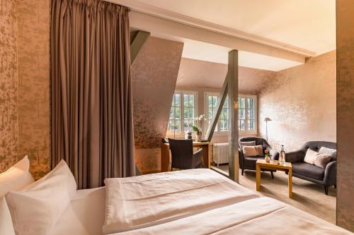 a hotel room with a bed and a desk at Romantik Jugendstilhotel Bellevue in Traben-Trarbach