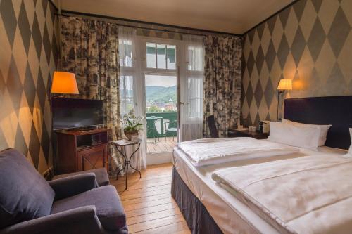 a hotel room with a large bed and a window at Romantik Jugendstilhotel Bellevue in Traben-Trarbach
