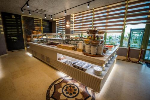 a buffet line with food on display in a restaurant at Hotel Malibu in Mamaia