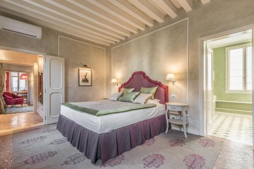 A bed or beds in a room at Ca' Dell'Opera Terrace - Dimora Italia -