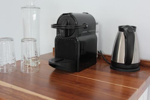 Kemudahan buat kopi dan teh di BlueSky Arniston Guest House