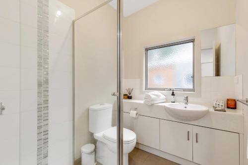 bagno bianco con servizi igienici e lavandino di Tangles a Ballarat
