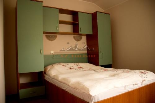 Un pat sau paturi într-o cameră la Ski & Adventure Vila