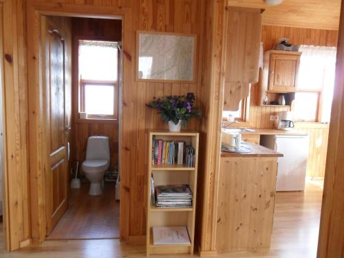 W pokoju znajduje się łazienka z umywalką i toaletą. w obiekcie Ekra Cottages w mieście Lagarfljótsvirkjun