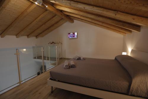 una camera con letto in una stanza con soffitti in legno di I Loft di Nonna Vincenza a Catania