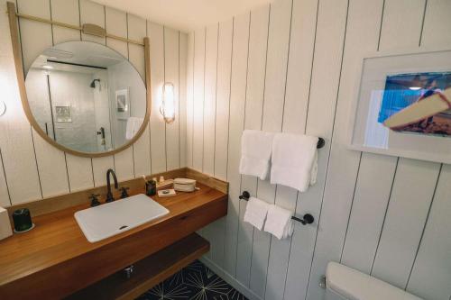 Bilik mandi di The Surfjack Hotel & Swim Club