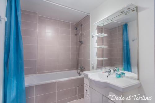 La salle de bains est pourvue d'une baignoire, d'un lavabo et d'un miroir. dans l'établissement Great 1 bedroom downtown - Dodo et Tartine, à Toulon