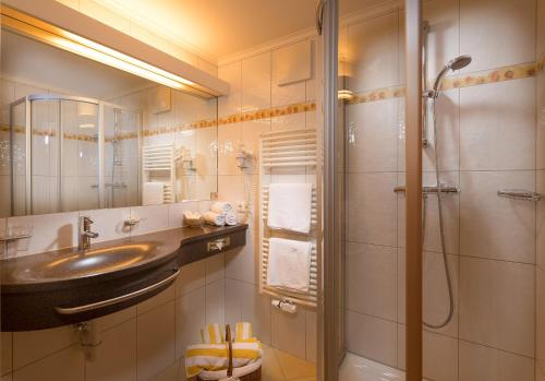 Ett badrum på Hotel Bergzeit
