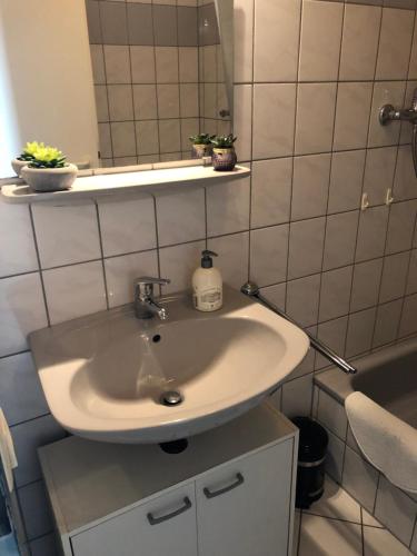 Koupelna v ubytování Ferienwohnung in Wuppertal-Ronsdorf Whg 42