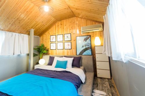 una camera con letto e soffitto in legno di ChengDu WuHou·Jiuyan Bridge· Locals Apartment 00128280 a Chengdu