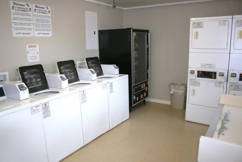 a room with white washing machines and a refrigerator at Resort Attractions in Willis