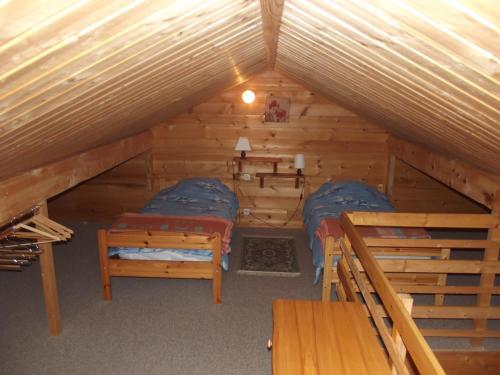 ein Zimmer in einem Blockhaus mit Etagenbetten in der Unterkunft La Roche du Moulin in Saint-Moré