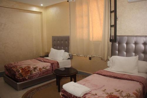 Una cama o camas en una habitación de Hôtel Sable d'Or