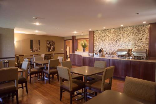 A restaurant or other place to eat at Ivy Court Inn and Suites