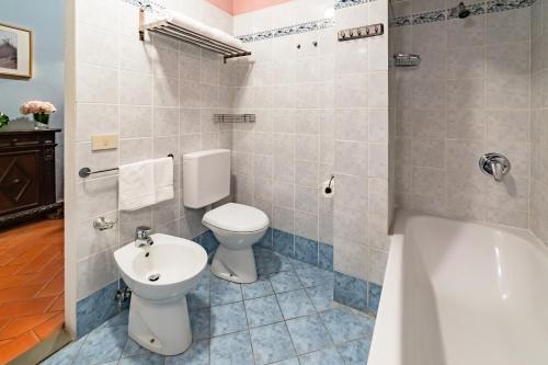 een badkamer met een toilet, een wastafel en een bad bij Oltrarno 9 in Florence