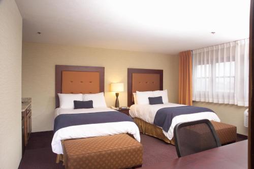 A bed or beds in a room at Ivy Court Inn and Suites