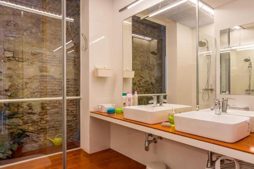 a bathroom with two sinks and a shower at Casa Creu in Sant Feliu de Guixols