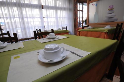 En restaurant eller et andet spisested på Logis Hôtel Restaurant Bellevue Annecy